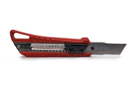 Téléchargez les photos : Couteau utilitaire rouge usagé avec lame isolée sur fond blanc - en image libre de droit