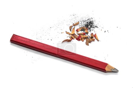 Téléchargez les photos : Crayon de menuisier en bois rouge aiguisé au couteau. Gros plan avec des copeaux et des morceaux de graphite. - en image libre de droit