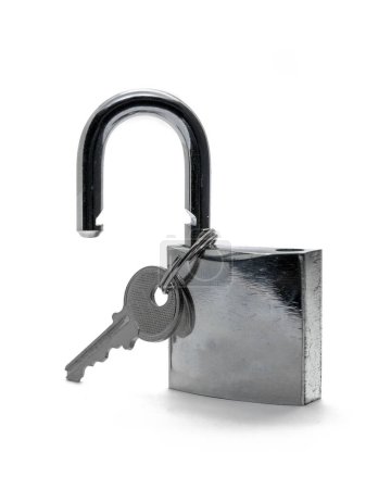 Foto de Candado de acero desbloqueado con llave, aislado sobre fondo blanco - Imagen libre de derechos