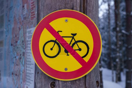 Téléchargez les photos : Aucun panneau cyclable à l'entrée du parc national Repovesi en hiver. Kouvola, Finlande. - en image libre de droit