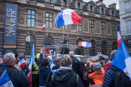 Téléchargez les photos : Paris, France. 25 mars 2023. Manifestation contre la réforme des retraites en dehors du Palais-Royal. - en image libre de droit