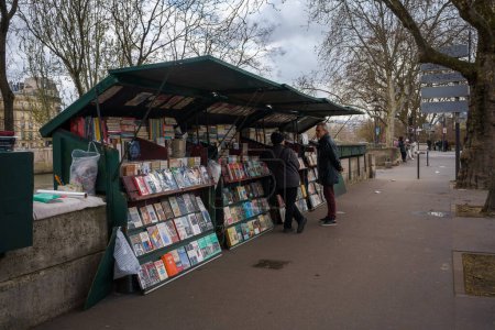 Foto de Uno de los Bouquinistes, que vende libros antiguos a lo largo del río Sena en París, Francia. 24 de marzo de 2023. - Imagen libre de derechos