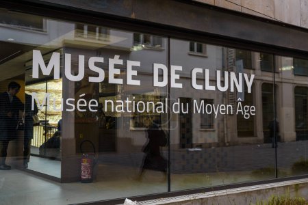 Téléchargez les photos : Musee De Cluny (Musée Cluny) texte sur la fenêtre avec réflexion de la rue. Paris, France. 24 mars 2023. - en image libre de droit