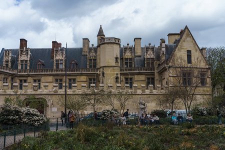 Téléchargez les photos : La place Samuel-Paty et le musée de Cluny à Paris, France. 24 mars 2023. - en image libre de droit