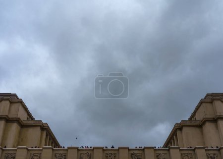 Téléchargez les photos : Touristes sur la place Trocadéro et plate-forme d'observation, ciel nuageux en arrière-plan. Paris, France. 25 mars 2023. - en image libre de droit