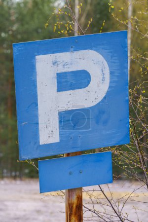 Téléchargez les photos : Panneau de stationnement peint à la main, gros plan. - en image libre de droit