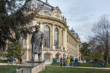 Téléchargez les photos : Statue de Winston Churchill par Jean Cardot devant le Petit Palais à Paris, France. 25 mars 2023. - en image libre de droit