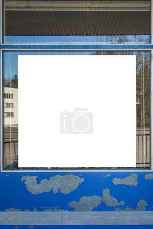 Foto de Cartelera blanca vacía en la ventana de un edificio industrial, lienzo en blanco para publicidad y mensajería. - Imagen libre de derechos