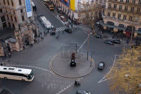 Foto de Rotonda con una estatua de oso en el Boulevard Haussmann en París, Francia. 25 de marzo de 2023. - Imagen libre de derechos