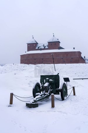 Foto de Castillo de Hame (castillo de Tavastia) en un día nevado en invierno con cañones del museo militar en primer plano. Hameenlinna, Finlandia. febrero 23, 2023. - Imagen libre de derechos