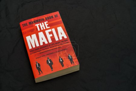 Foto de The Mammoth Book of the Mafia by Nigel Cawthorne on dark surface (en inglés). Lahti, Finlandia. 18 de junio 2023. - Imagen libre de derechos