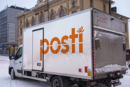 Foto de Camión de reparto del grupo Posti, el principal servicio postal finlandés estacionado en la calle en invierno. Hameenlinna, Finlandia. febrero 23, 2023. - Imagen libre de derechos