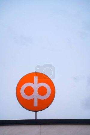 Foto de Logotipo de OP Financial Group contra el cielo nublado. Vaaksy, Finlandia. 29 de julio de 2023. - Imagen libre de derechos