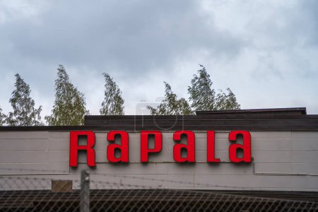 Téléchargez les photos : Signez sur le mur de l'usine Rapala à Vaaksy, en Finlande. 29 juillet 2023. - en image libre de droit
