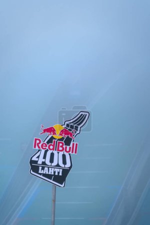 Foto de Lahti, Finlandia. septiembre 9, 2023: Red Bull 400 logo close up in Lahti ski jumping center, on early morning mist. - Imagen libre de derechos
