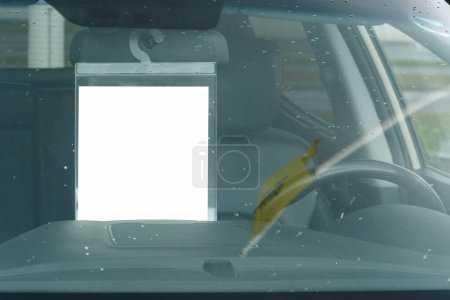 Foto de Papel blanco en blanco detrás del parabrisas de un coche usado para la venta en el distribuidor. - Imagen libre de derechos