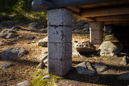 Foto de Cimentación del muelle de bloque de hormigón bajo un cobertizo en la naturaleza, Finlandia. - Imagen libre de derechos