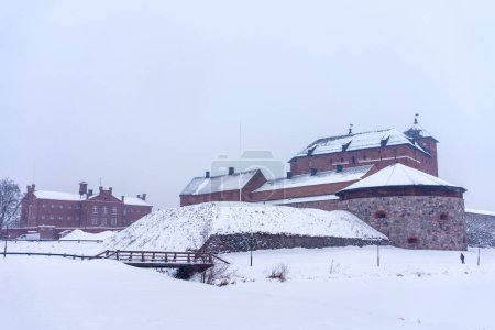 Foto de Castillo de Hame (castillo de Tavastia) y el museo de la prisión en un día nevado en invierno. Hameenlinna, Finlandia. - Imagen libre de derechos