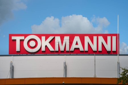Foto de Logotipo Tokmanni fuera de la tienda Tokmanni en Hollola, Finlandia. 30 de julio de 2023. - Imagen libre de derechos