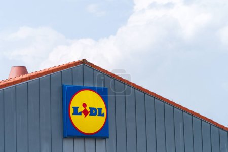 Foto de Logotipo de una tienda Lidl en Lahti, Finlandia. 30 de julio de 2023. - Imagen libre de derechos