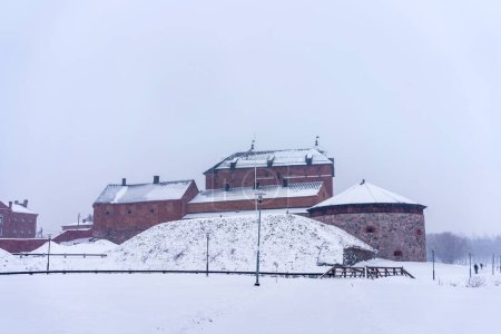 Foto de Castillo de Hame (castillo de Tavastia) en un día nevado en invierno. Hameenlinna, Finlandia. - Imagen libre de derechos