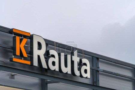 Foto de K Rauta hardware store sign close up in Lahti, Finland. 30 de julio de 2023. - Imagen libre de derechos