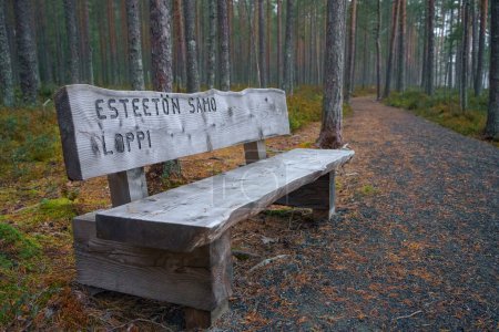 Foto de Banco de madera junto al sendero de grava en la Reserva Natural Komio, Loppi, Finlandia. 12 de septiembre de 2023. - Imagen libre de derechos