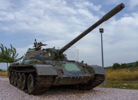 Foto de T-55 Monumento al tanque en Pokrovnik, Croacia. 22 de septiembre de 2023. - Imagen libre de derechos