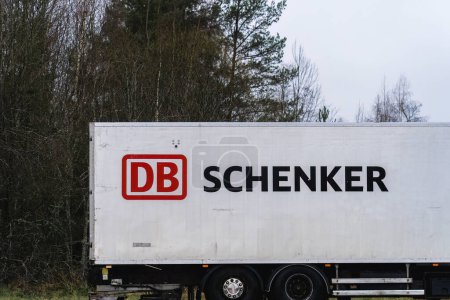 Foto de Logotipo DB Schenker en un remolque estacionado en Mantsala, Finlandia. noviembre 12, 2023. - Imagen libre de derechos