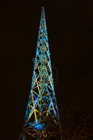 Téléchargez les photos : Mât radio à Lahti, Finlande en bleu et jaune la veille du Nouvel An, fermer. décembre 31, 2023. - en image libre de droit
