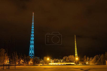 Téléchargez les photos : Mâts radio à Lahti, Finlande en bleu et jaune la veille du Nouvel An. décembre 31, 2023. - en image libre de droit