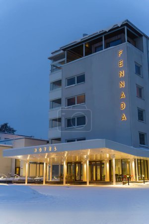 Foto de Hotel Fennada en Vierumaki. Noche de invierno en Heinola, Finlandia. - Imagen libre de derechos