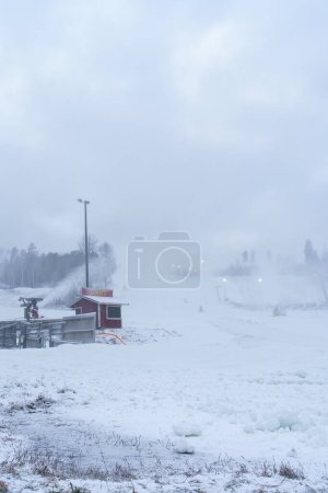 Foto de Cañones de nieve en el trabajo en la estación de esquí Messila. Hollola, Finlandia. 19 de noviembre de 2023. - Imagen libre de derechos