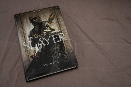Foto de Joel McIver - The Bloody Reign of Slayer book, close up .Lahti, Finlandia. 30 de diciembre de 2023. - Imagen libre de derechos