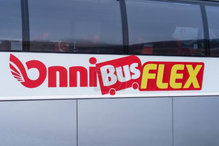 Foto de Primer plano del logotipo de OnniBus Flex en el lado de un autobús finlandés. Tampere, Finlandia. 27 de enero de 2024. - Imagen libre de derechos