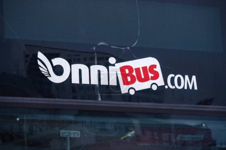 Foto de Logo de Onnibus Se muestra en la parte delantera de un autobús finlandés. Tampere, Finlandia. 27 de enero de 2024. - Imagen libre de derechos