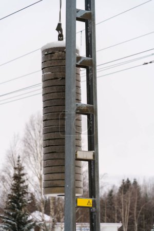 Foto de Contrapesos para cables eléctricos aéreos ferroviarios en invierno. - Imagen libre de derechos