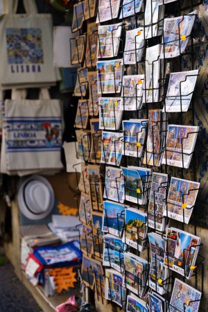 Téléchargez les photos : Cartes postales devant une boutique de cadeaux à Lisbonne, Portugal. février 1, 2024. - en image libre de droit