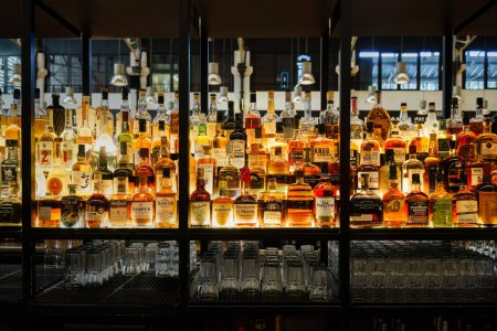 Téléchargez les photos : Large gamme d'alcools sur des étagères éclairées au Time Out Market à Lisbonne, Portugal. février 2, 2024. - en image libre de droit