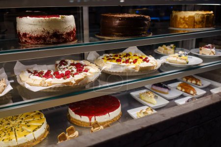 Verschiedene Kuchen in einer Glasvitrine ausgestellt
