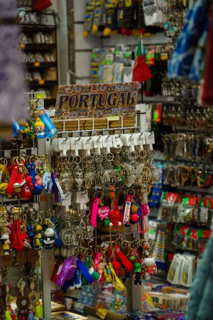 Téléchargez les photos : Tableau coloré de souvenirs portugais exposés dans une boutique de cadeaux. Lisbonne, Portugal. février 2, 2024. - en image libre de droit