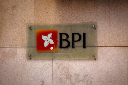 Foto de BPI (The Bank of the Philippine Islands) Logo en un muro de piedra. Lisboa, Portugal. febrero 2, 2024. - Imagen libre de derechos