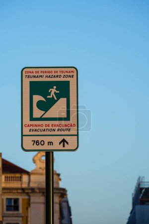 Téléchargez les photos : Panneau indiquant la zone de risque de tsunami en anglais et portugais, fermé à Lisbonne, Portugal. février 2, 2024. - en image libre de droit