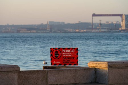 Téléchargez les photos : Pas de panneau d'avertissement d'accès en anglais et en portugais au bord de la rivière à Lisbonne, Portugal - en image libre de droit