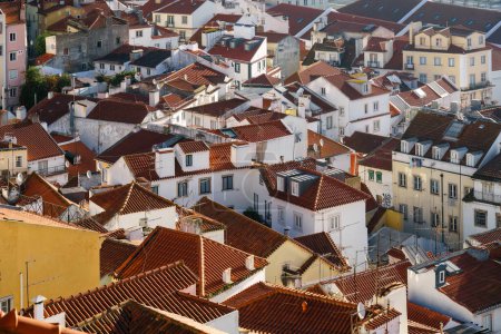 Foto de Una vista sobre el paisaje urbano de Lisboa con numerosos techos - Imagen libre de derechos
