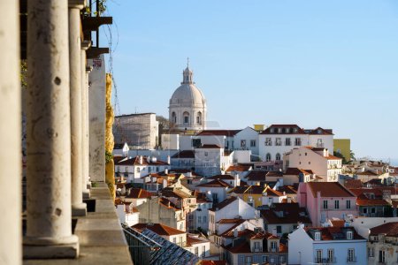 Foto de Lisboa, Portugal. 1 de febrero de 2024 - Vista desde Miradouro de Santa Luzia hacia la Iglesia de Santa Engracia - Imagen libre de derechos