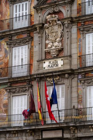 Téléchargez les photos : Madrid, Espagne. 11 février 2024 - Bâtiment historique Casa de la Panaderia avec une rangée de drapeaux à la Plaza Mayor - en image libre de droit