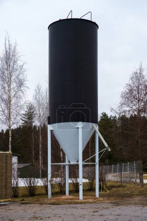 Petit silo métallique noir à l'extérieur