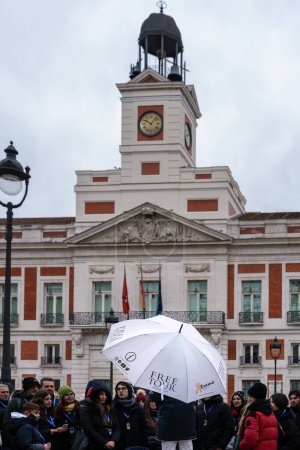 Téléchargez les photos : Madrid, Espagne. 11 février 2024 - Les gens se rassemblent pour une visite gratuite devant la tour de l'horloge à Puerta del Sol. - en image libre de droit