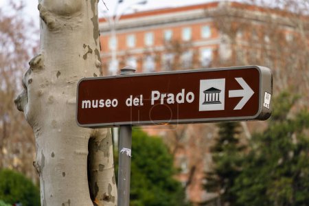 Foto de Madrid, España. 12 de febrero de 2024 - Señal de calle que apunta hacia el Museo del Prado - Imagen libre de derechos